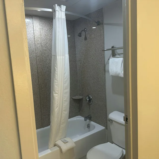 Superior, King Bed, Jetted Tub, Red Roof Inn Media 5/6