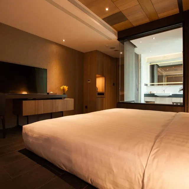 جناح تنفيذي، Hotel East 3/7