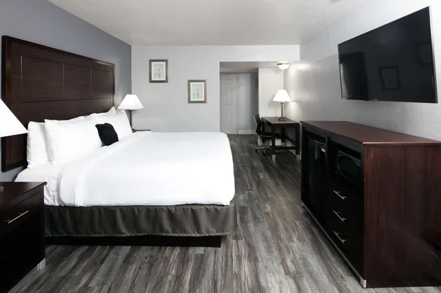 غرفة أساسية بسرير كينج لذوي الإعاقة، Red Lion Inn & Suites Tucson Downtown 2/4
