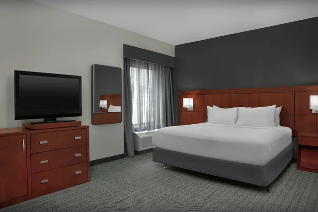 غرفة بسرير كينج لذوي الإعاقة، Courtyard by Marriott San Antonio SeaWorld - Westover Hills 1/5