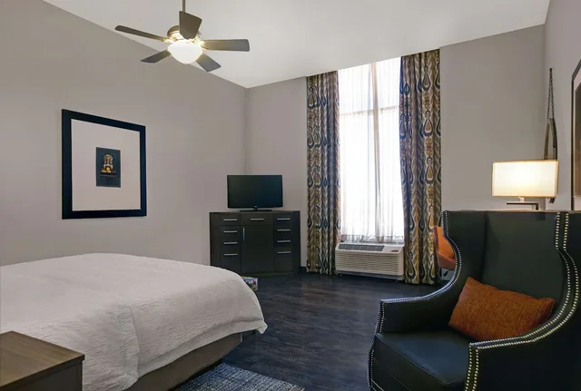 Standard, King Bed, Hampton Inn & Suites Austin At The University / Capitol 8/10