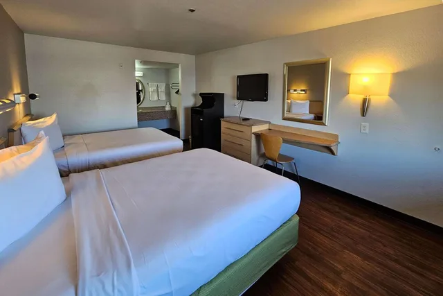جناح بسريرين كوين مع أريكة، Rodeway Inn & Suites Rancho Mirage - Palm Desert Area 1/4