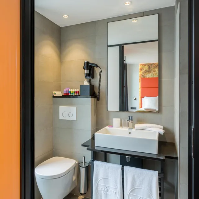 Adjoining، Hotel Scarlett 6/9