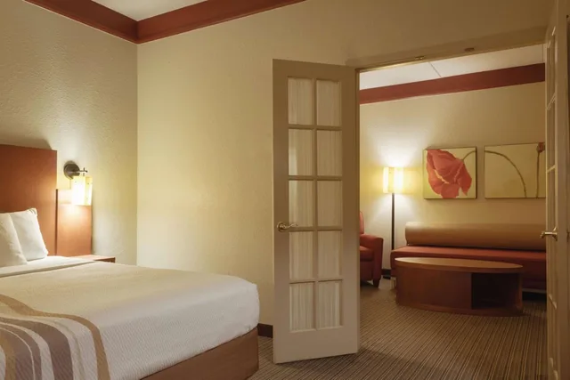 جناح بسرير كينج بغرفة نوم واحدة، La Quinta Inn & Suites by Wyndham Atlanta Ballpark/Galleria 5/7