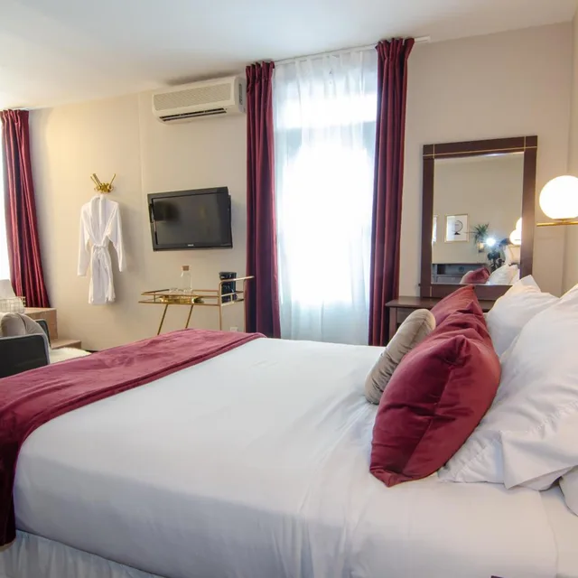 غرفة بسرير كوين بجاكوزي، Hotel Dorion 4/10