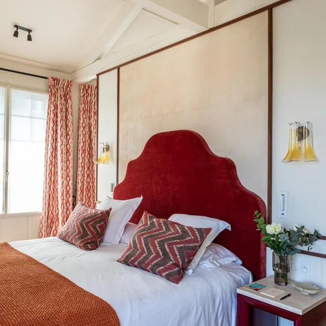 جناح جونيور، Hotel de Silhouette 2/7