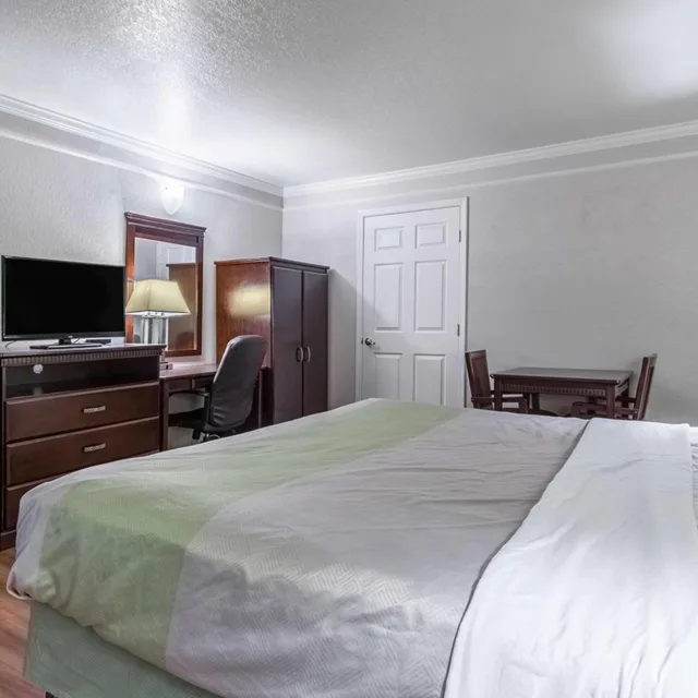 غرفة بسرير كينج، Motel6 Kingsburg, CA 10/10