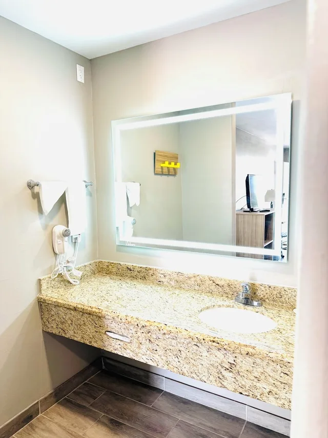 غرفة بسرير كينج، Super 8 by Wyndham Corpus Christi 8/8
