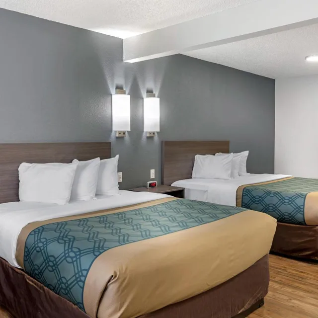 غرفة بسرير كينج وسريرين كوين، Econo Lodge Inn & Suites Socorro NM 4/5