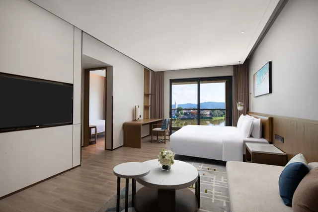 جناح بسرير كينج وسرير فردي بإطلالة على البحيرة، Holiday Inn & Suites SANYA YALONG BAY 3/6