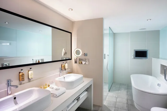 جناح بسرير كينج بغرفة نوم واحدة مع أريكة، HOLIDAY INN BRISTOL CITY CENTRE 2/3