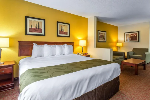 غرفة بسرير كينج للمدخنين، Quality Inn Montgomery South 2/3