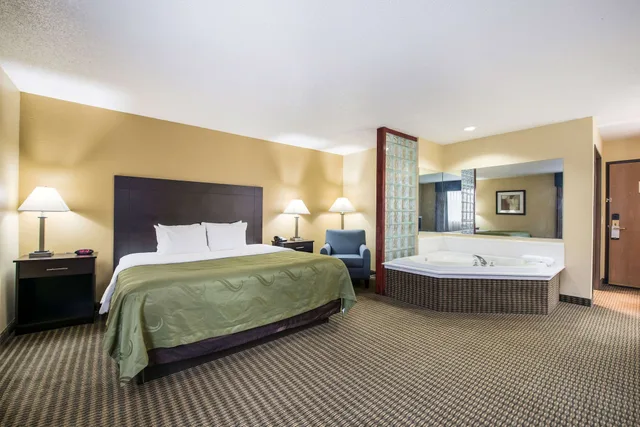 Standard, King Bed, Quality Inn & Suites Menomonie 2/3