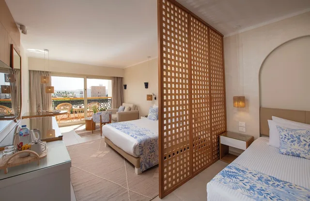 غرفة ديلوكس بسرير كينج وسرير فردي بإطلالة جزئية على البحر، Fort Arabesque Beach Resort 3/4