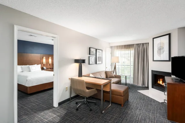 جناح بسريرين كوين بغرفة نوم واحدة مع أريكة، Residence Inn by Marriott Springfield 1/6