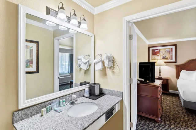جناح بسريرين كينج مع أريكة بمطبخ صغير، Best Western Miner's Inn 2/3