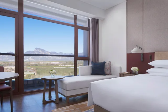 غرفة بريميير بسرير كينج بإطلالة على الجبل، Beijing Marriott Hotel Yanqing 2/4