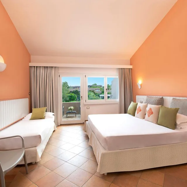 غرفة ثلاثية بشرفة، Chia Laguna - Hotel Village 1/7