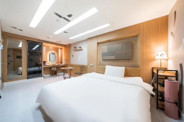 غرفة فاخرة بسرير مزدوج بجاكوزي، Friendly Dh Naissance Hotel By Mindrum Group 5/10