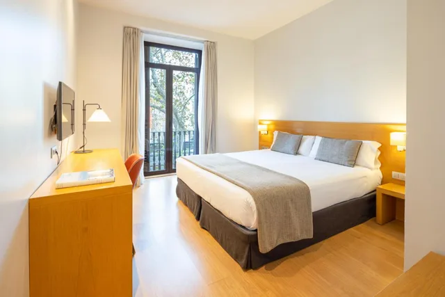 Room, Queen Bed, Ramblas View، Hotel Arc La Rambla 1/1
