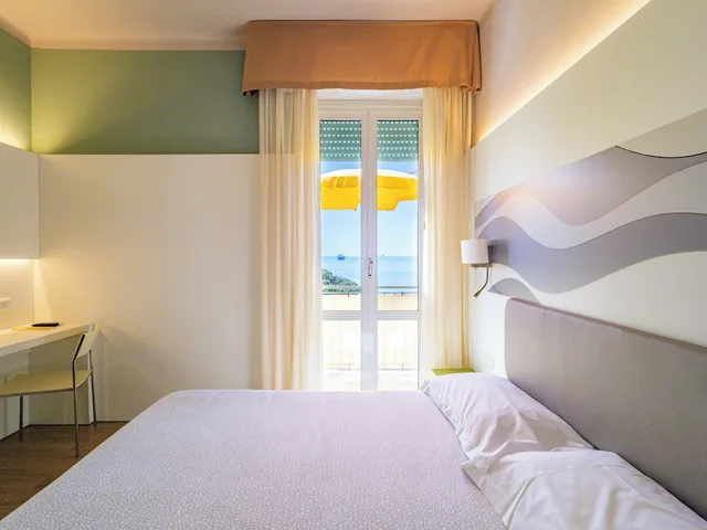 غرفة بانورامية رباعية بسرير مزدوج وسرير بطابقين بإطلالة على البحر، Il Nido Hotel 8/10