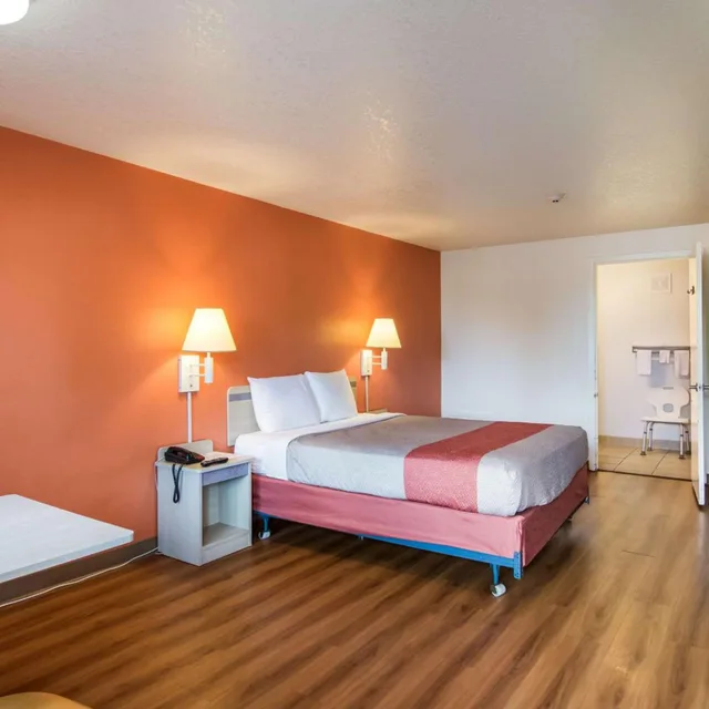 2 Queen Beds Mobility Accessible Tub Nsmk، Motel6 Vancouver, WA 1/7