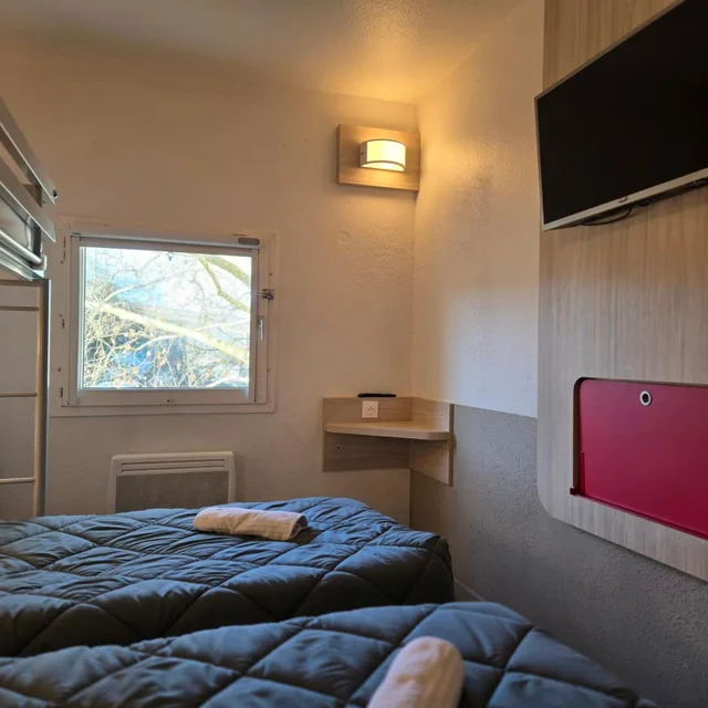 غرفة بسريرين منفصلين وسرير بطابقين، Hotel Premiere Classe Lyon East - Beynost 4/10