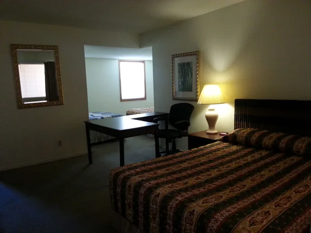 جناح استوديو عائلي بسرير كينج وأسرّة بطابقين، Shelton Inn 8/10