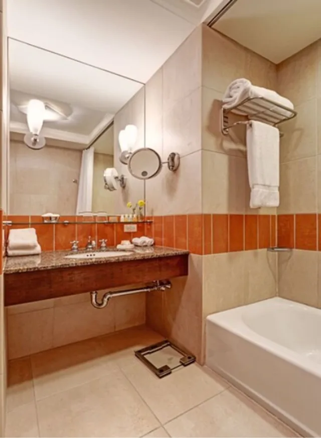 غرفة قياسية بسرير كينج بشرفة، Hotel Giraffe 5/6