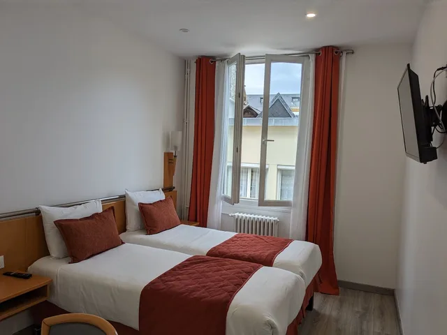 غرفة بسريرين منفصلين، Morand Hotel 1/10