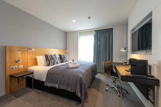 Room, Queen Bed, Castle View, Apex City 2/4