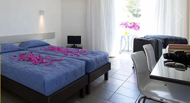 Room, Twin Beds, Courtyard View, KAMARI BEACH 3/7