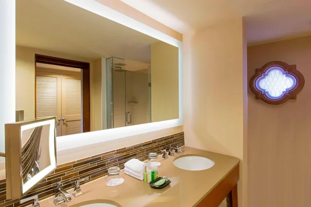 غرفة بسرير كينج بإطلالة على الجبل بشرفة، Westin La Paloma Resort And Spa 6/6