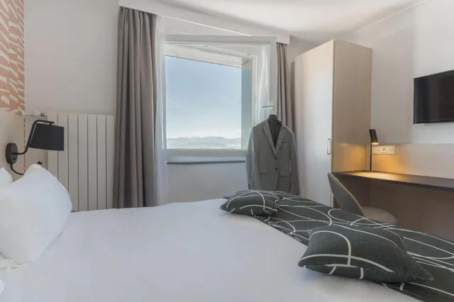 غرفة بسرير مزدوج بإطلالة على البحيرة، Everness Hotel and Resort 3/5