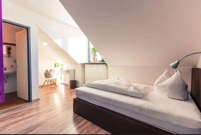 غرفة قياسية مفردة بسرير كوين، Hotel Arooma 3/5