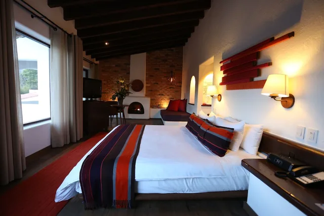 جناح جونيور بسرير كينج مع أريكة، Avandaro Golf And Spa Hotel 2/4