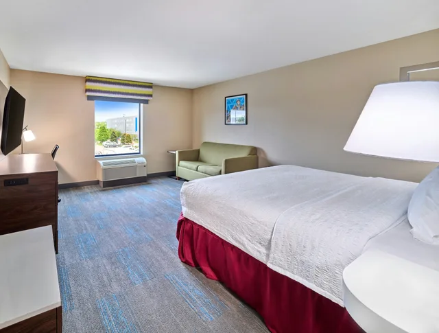غرفة بسرير كينج مع أريكة، HAMPTON INN OMAHA MIDTOWN-AKSARBEN AREA 1/7