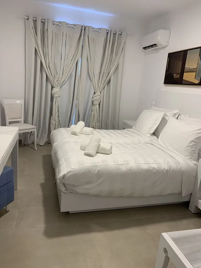 غرفة أساسية رباعية بسرير كينج وسريرين منفصلين بغرفتي نوم في الملحق، Jenny s Summer Houses 1/2