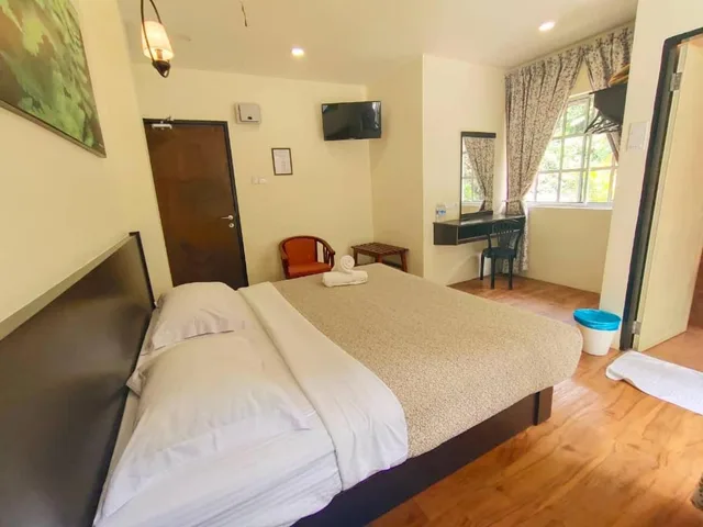 غرفة بسرير كينج بشرفة، Hillview Inn 4/6