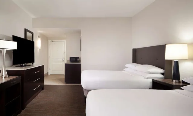 room, 2 queen beds, allergy friendly، Hilton Santa Cruz/Scotts Valley 1/2