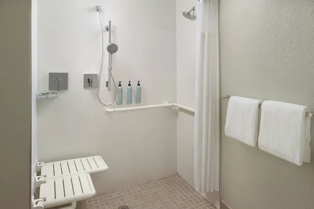 غرفة بسرير كينج بإطلالة على الفناء مع أريكة، Courtyard by Marriott West Palm Beach 18/18