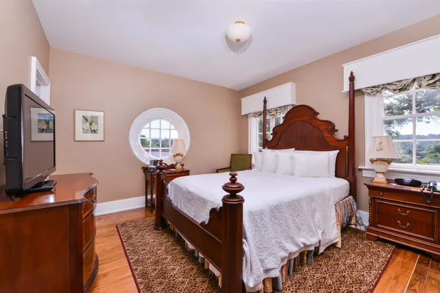 Queen Bed, Bathtub, Hampton Inn Lexington-Historic District 2/4