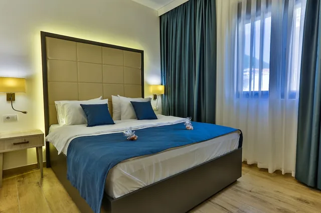 جناح ديلوكس بسرير كوين بإطلالة على الحديقة بغرفة نوم واحدة مع أريكة، Hotel Harmony by Aycon 1/2