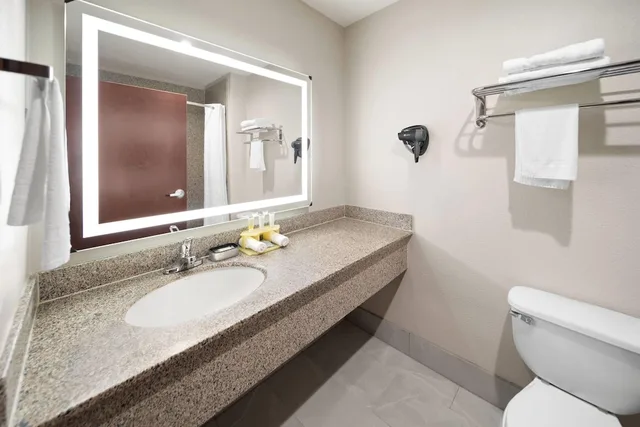 غرفة بسريرين كوين، Days Inn & Suites by Wyndham Sam Houston Tollway 9/10