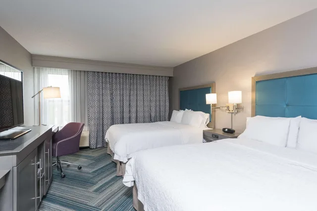 جناح بسريرين كوين مع أريكة بمطبخ صغير، Hampton Inn Midland Mi 1/2