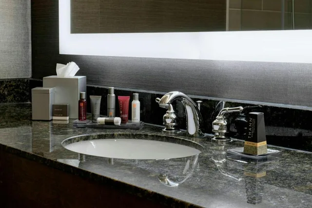 غرفة بسرير كينج مع أريكة مع دخول الصالة، Marriott East Lansing At University Place 5/6