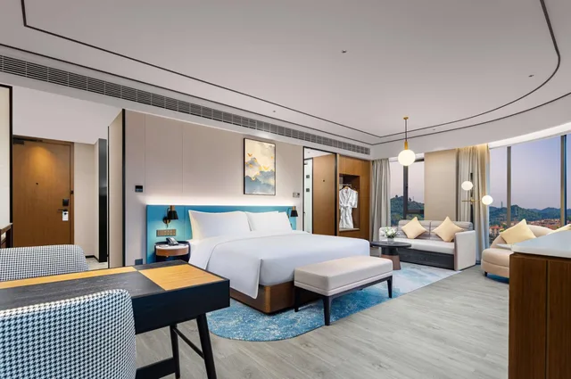 غرفة بريميوم بسرير كينج بإطلالة على البحيرة مع أريكة، Hilton Garden Inn Yichang Yiling 1/4