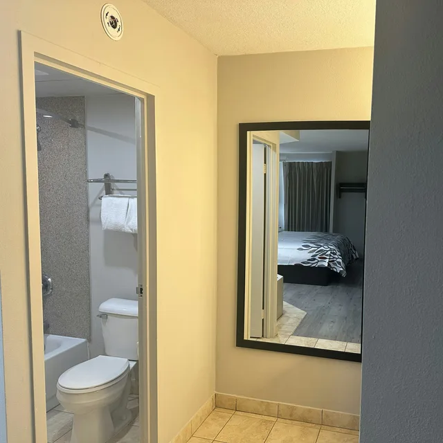 Superior, King Bed, Jetted Tub, Red Roof Inn Media 4/6