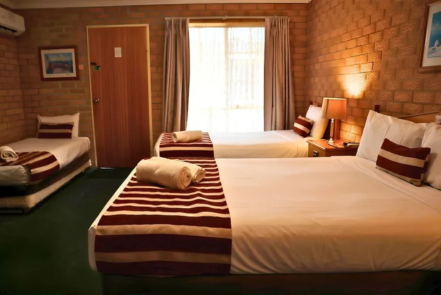 غرفة عائلية بسرير كوين وسريرين فرديين، AALANA MOTOR INN 3/7