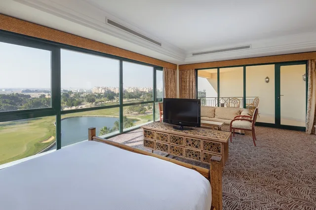جناح تنفيذي بسرير كينج، Hilton Pyramids Golf Resort 3/6
